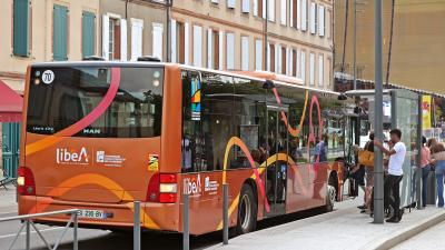 Bus libéA papillon à un arrêt