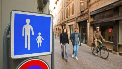 Piétons et vélo dans une rue piétonne d'Albi
