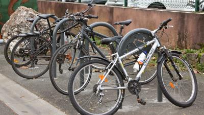 Vélo attaché antivol