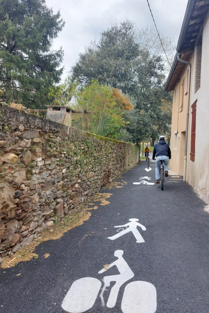 Voie piétons-vélos impasse du Baous, centre-bourg d'Arthès